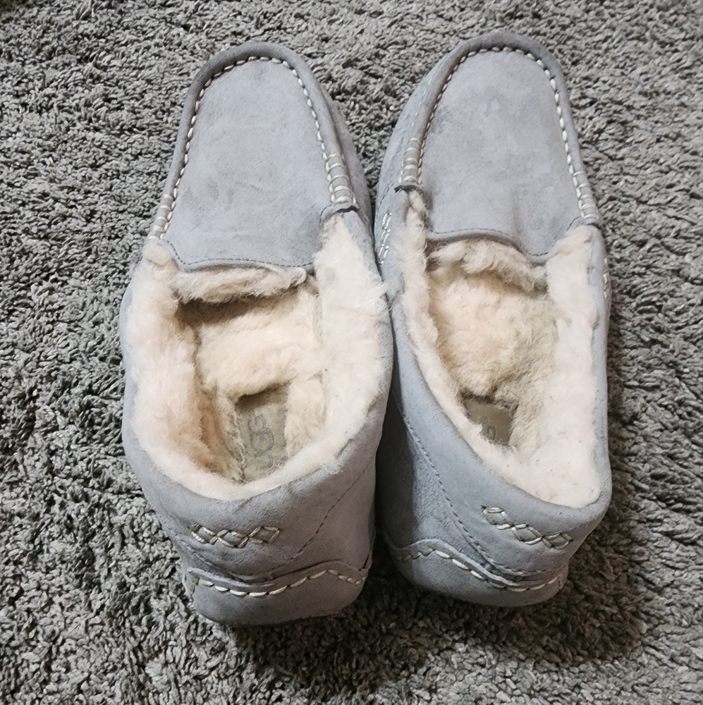 The Ansley slipper from UGG® offers the ultimate in luxury and comfort. - Picture 4 of 6